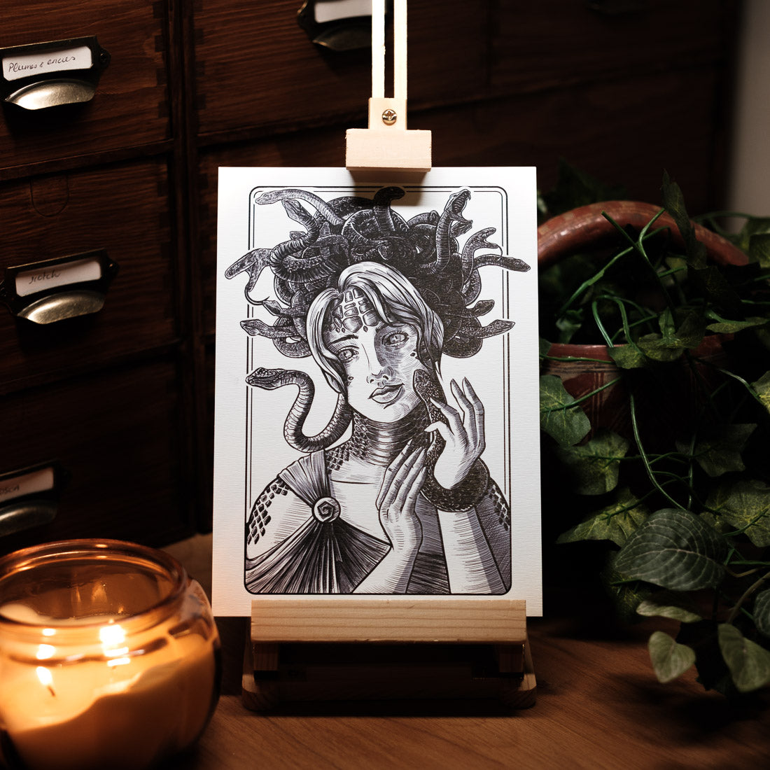 Illustration "Méduse" sur un format A5 présentée sur un chevalet en bois.